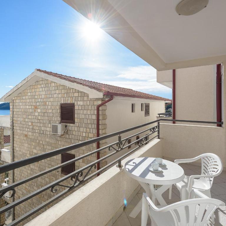 Becici Summer Apartments - One-Bedroom Apartment with Balcony - 4