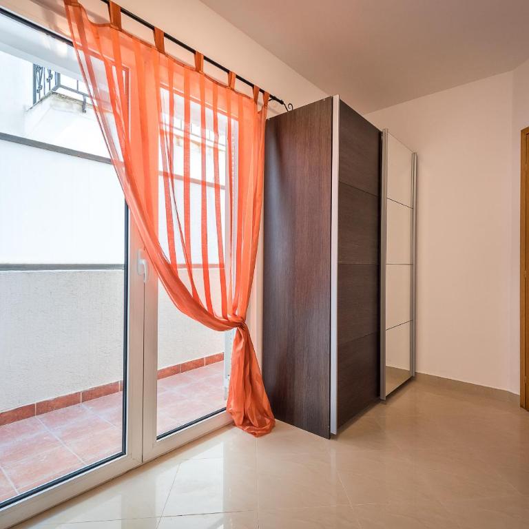 Becici Summer Apartments - Three-Bedroom Apartment with Balcony - 2