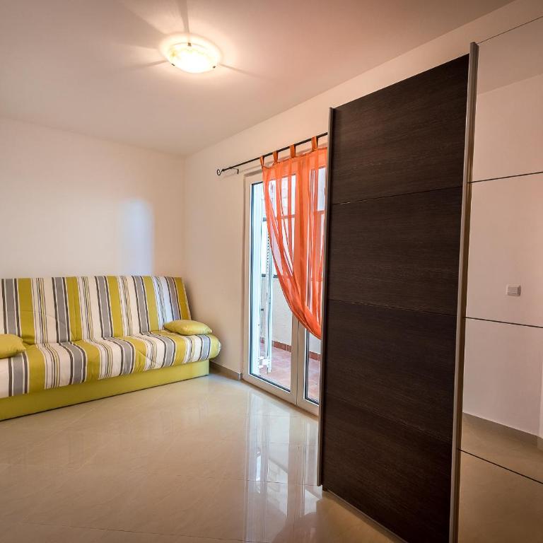Becici Summer Apartments - Three-Bedroom Apartment with Balcony - 7