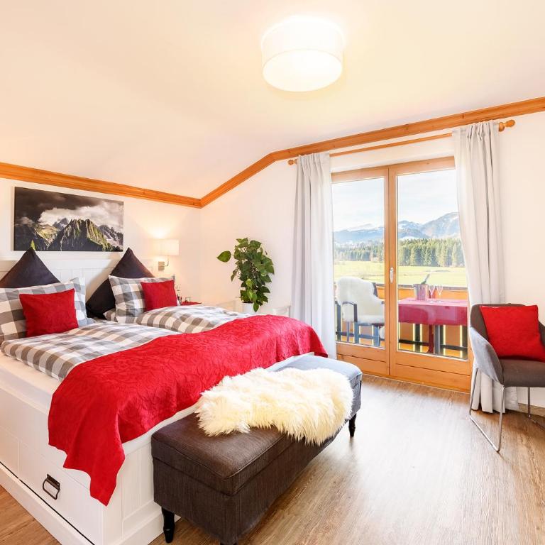 "Haus Berktold" - Annehmlichkeiten von 4-Sterne Familien-und Wellnesshotel Viktoria können mitbenutzt werden - Doppelzimmer mit Bergblick - 2