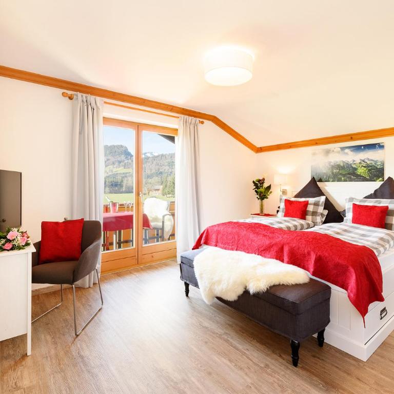"Haus Berktold" - Annehmlichkeiten von 4-Sterne Familien-und Wellnesshotel Viktoria können mitbenutzt werden - Doppelzimmer mit Bergblick - 2