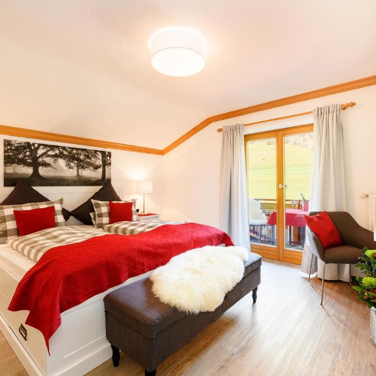 "Haus Berktold" - Annehmlichkeiten von 4-Sterne Familien-und Wellnesshotel Viktoria können mitbenutzt werden - Doppelzimmer mit Balkon - 2