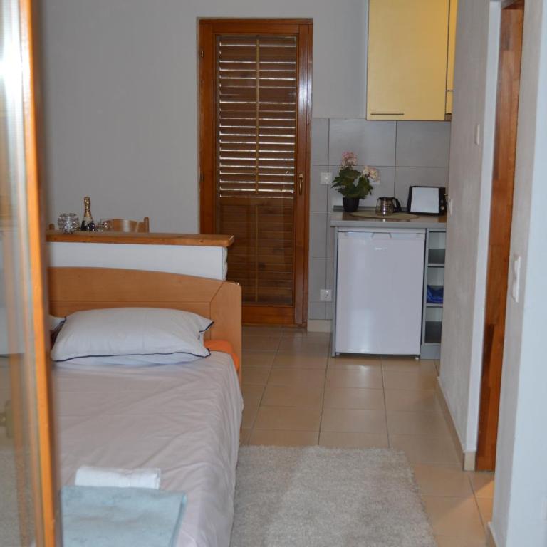 Apartment Aleksandar - Apartment with Balcony - 9
