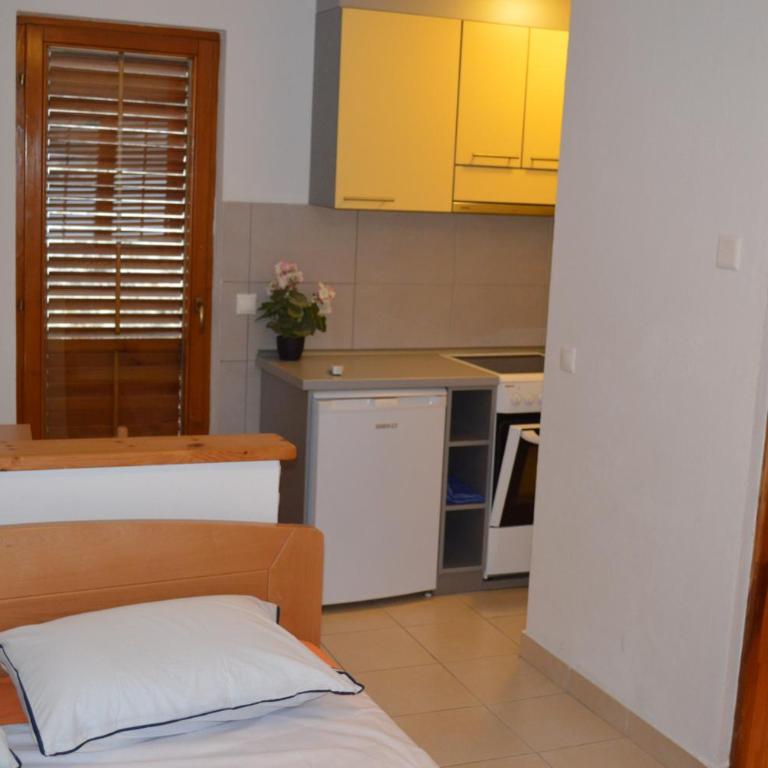 Apartment Aleksandar - Apartment with Balcony - 17