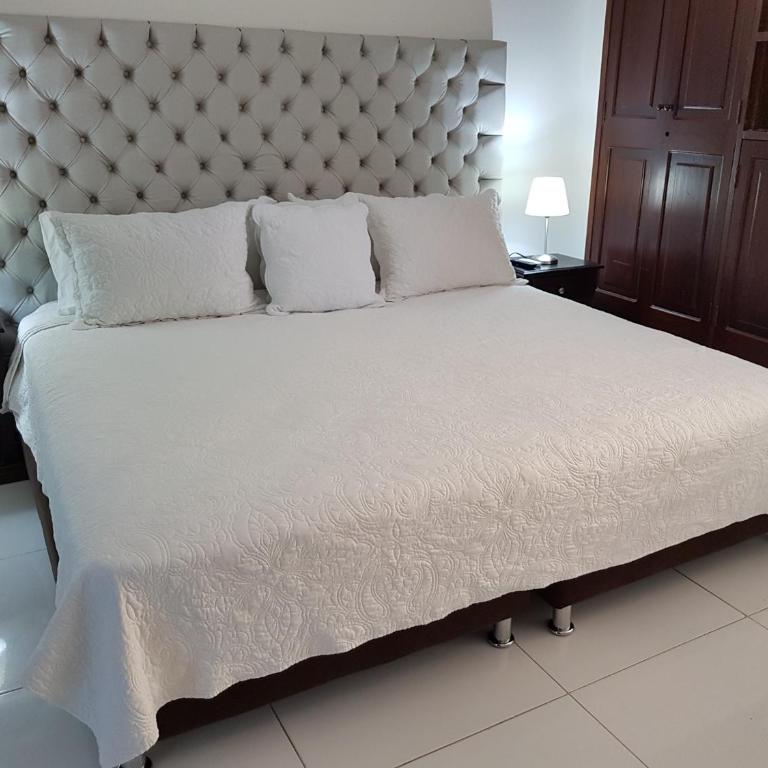 Espectaculares Vistas, Edificio Nautilus, Barrio El Laguito. - Three-Bedroom Apartment with Ocean View - 50