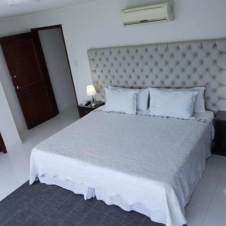 Espectaculares Vistas, Edificio Nautilus, Barrio El Laguito. - Three-Bedroom Apartment with Ocean View - 33