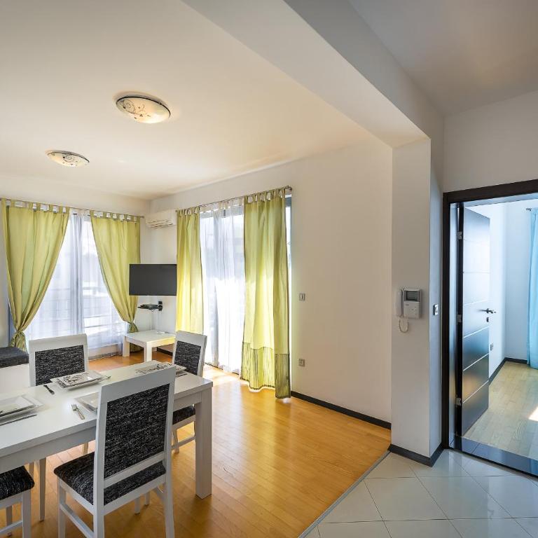 Becici Summer Apartments - Superior One-Bedroom Apartment with Balcony - 7
