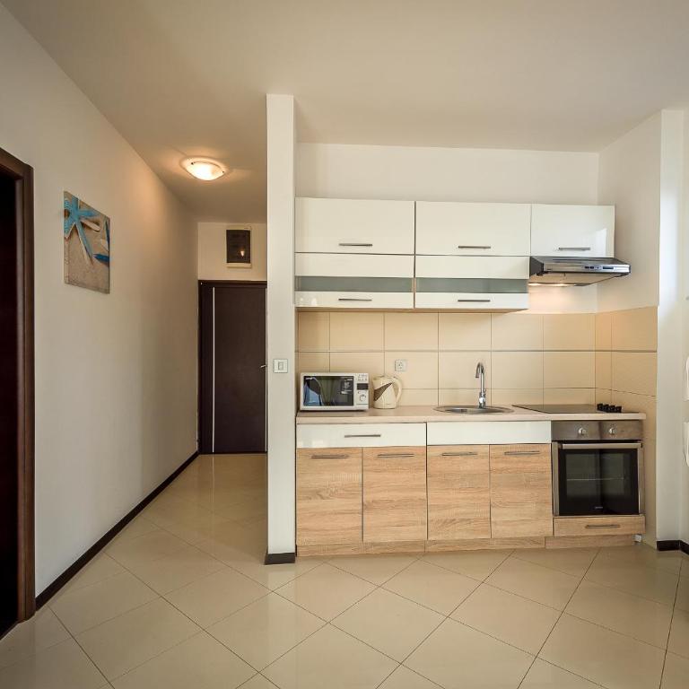 Becici Summer Apartments - Superior One-Bedroom Apartment with Balcony - 5