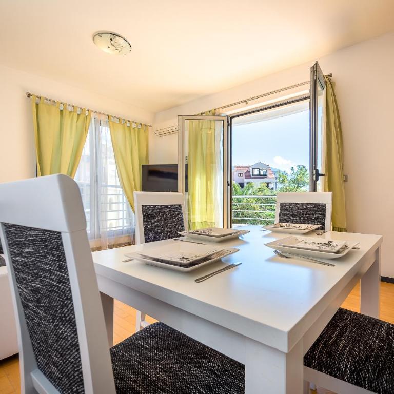 Becici Summer Apartments - Superior One-Bedroom Apartment with Balcony - 4