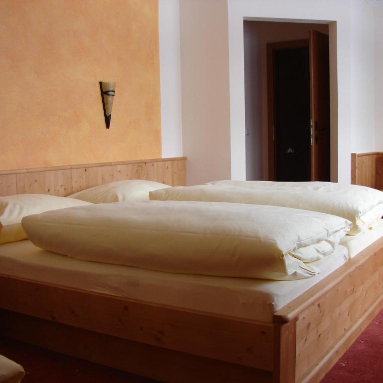 Pension Oberhorner - Dreibettzimmer mit Balkon - 2
