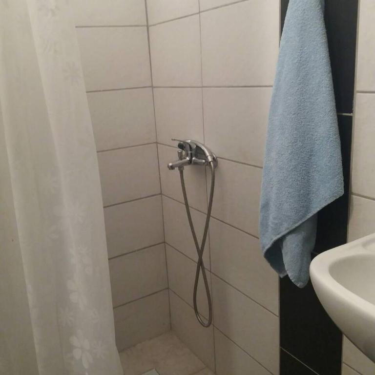 Rooms Adrijana - Deluks Dvokrevetna Soba sa Bračnim Krevetom i Tušem - 2