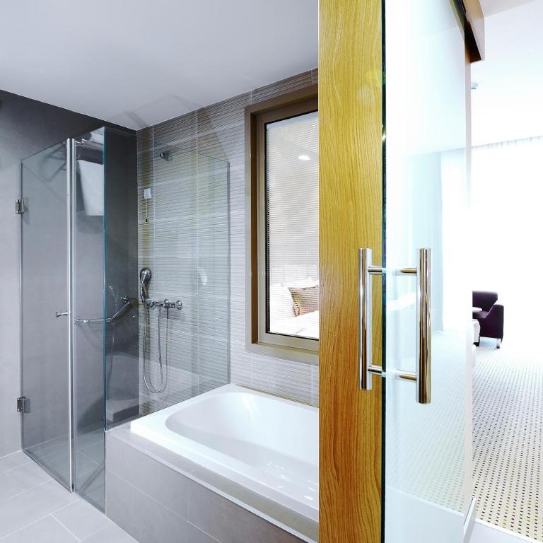 Ramada by Wyndham Podgorica - Executive King Room - 3