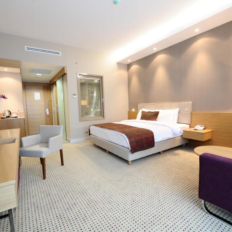 Ramada by Wyndham Podgorica - Executive King Room - 1