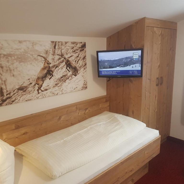 modern&renovated - Hotelpension Oberauer Wagrain - Exquisite Family Room with 2 Bedrooms, Balcony and Mountain View - 5