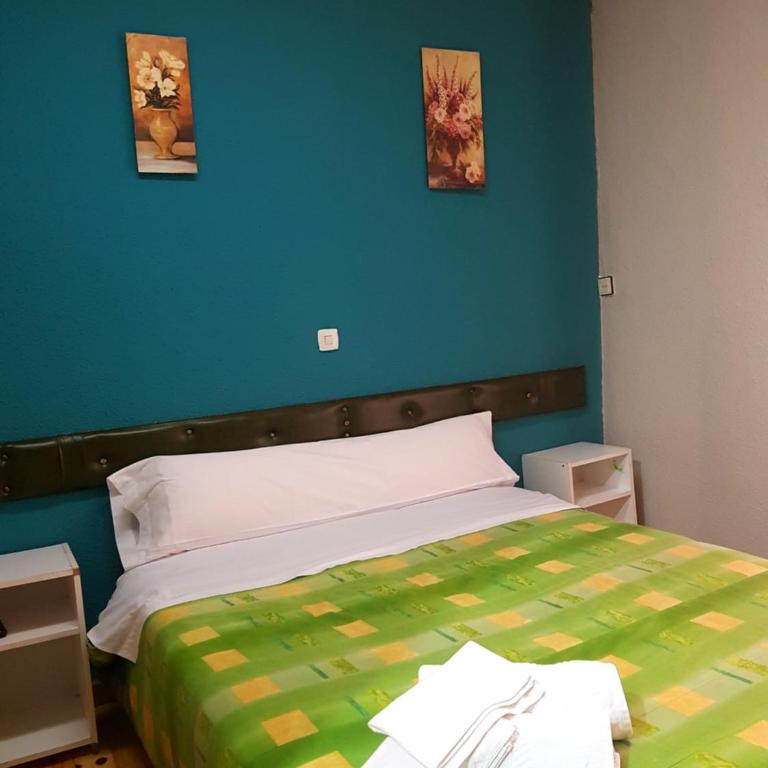 Hostal Padre Isla 1 - Habitación con cama grande y balcón - 7