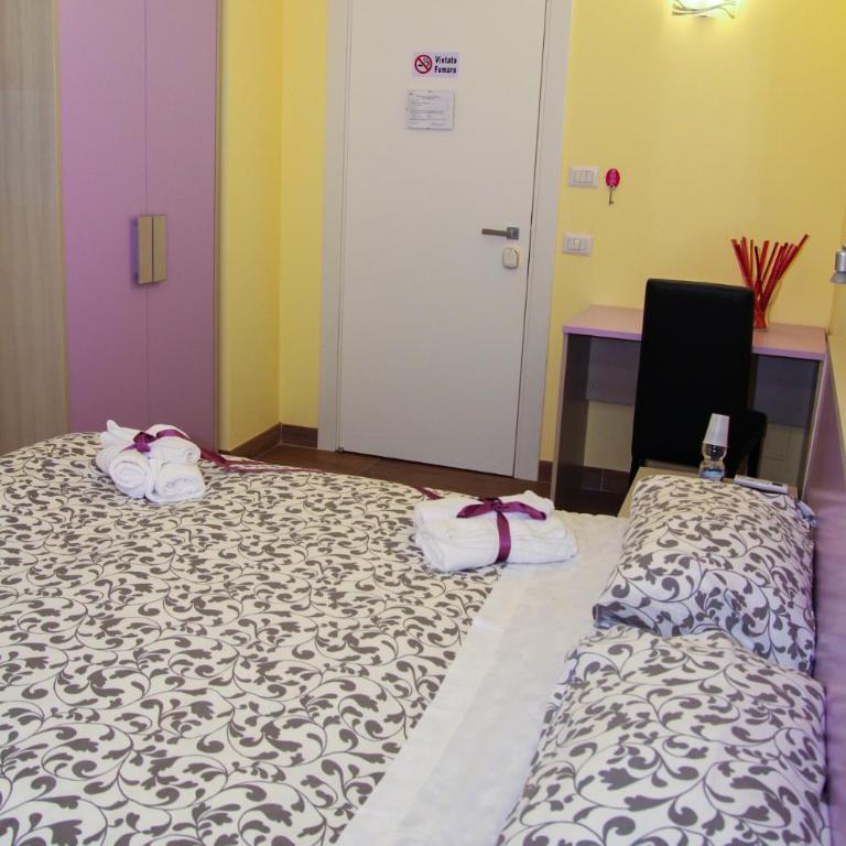 Homesuitehome - Camera Matrimoniale/Doppia con Letti Singoli con Bagno Privato Esterno - 7