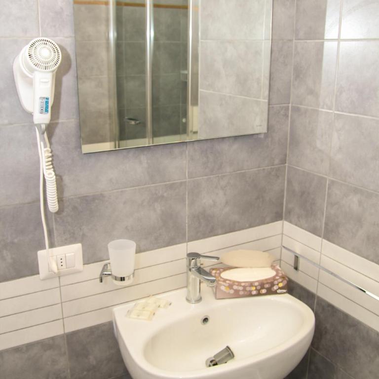 Homesuitehome - Camera Matrimoniale/Doppia con Letti Singoli con Bagno Privato Esterno - 13