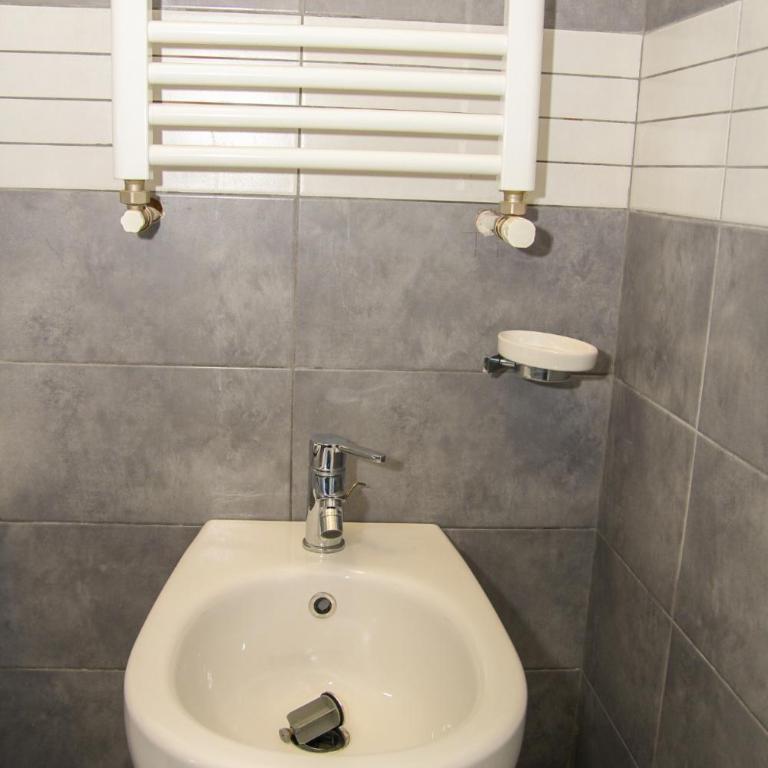 Homesuitehome - Camera Matrimoniale/Doppia con Letti Singoli con Bagno Privato Esterno - 12