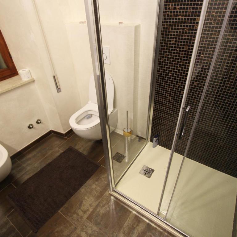 Romeo & Juliet Non-Hotel - Quadruple Room with Private External Bathroom - 28