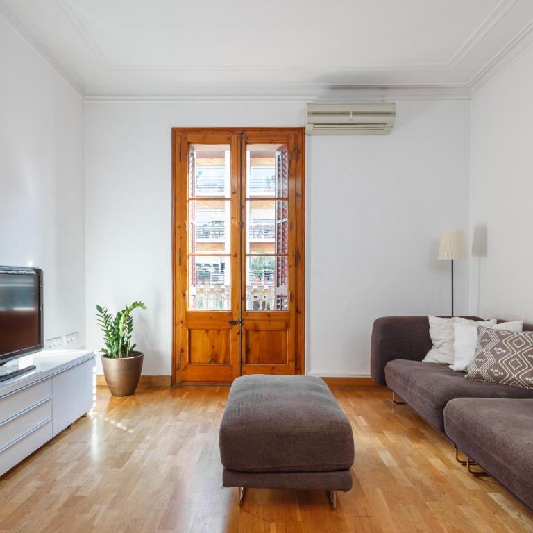 Flateli Aribau - Three-Bedroom Apartment - 1