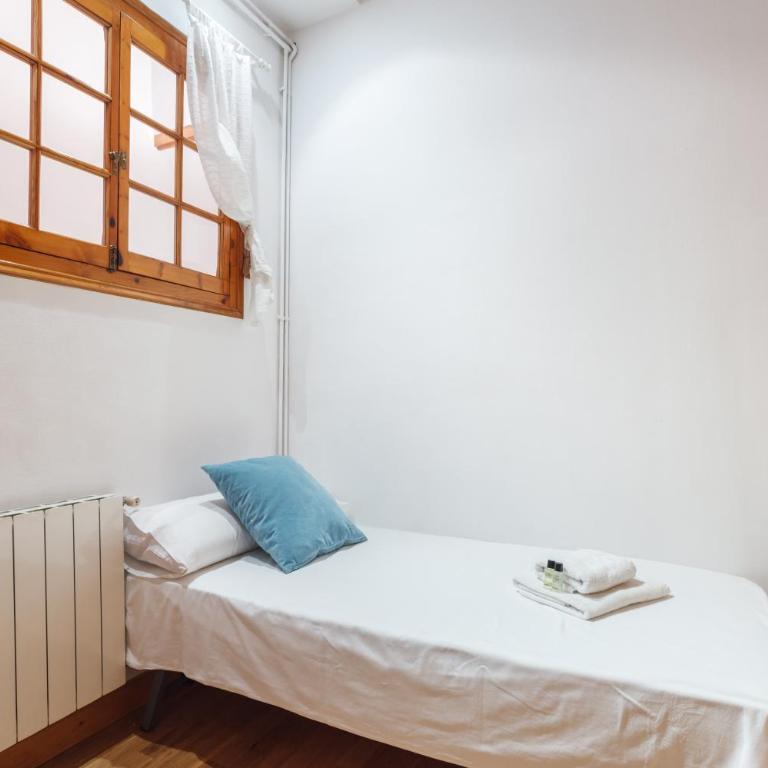 Flateli Aribau - Three-Bedroom Apartment - 11