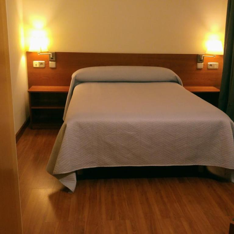 Hostal Prada Borges - Habitación Individual con baño privado - 12