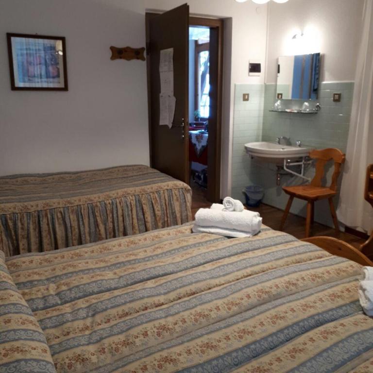 Hotel Fiames - Camera Doppia con Letti Singoli e Bagno in Comune - 4