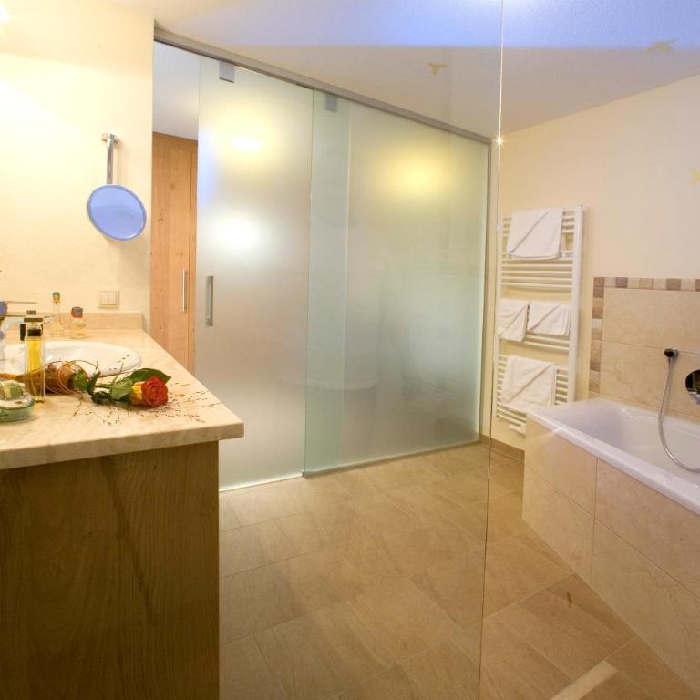 Hotel Wöscherhof - 4 Sterne Superior - Comfort Suite „FEIN_DAHUAM“ mit einem Schlafzimmer und Balkon - 1