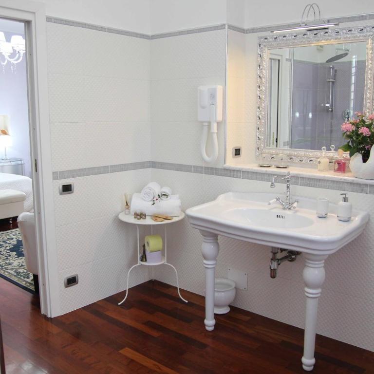 HB Le suites del Giardino - King Room with Pool View - 6