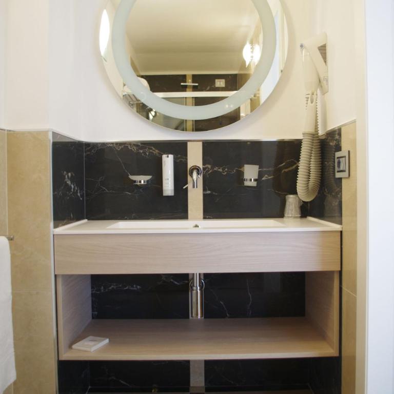 Grand Hotel Esplanada - Deluxe Double Room with Side Sea View - 9