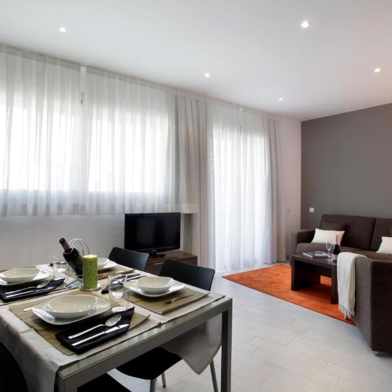 Fisa Rentals Les Corts Apartments - Deluxe One-Bedroom Apartment with Balcony - 17