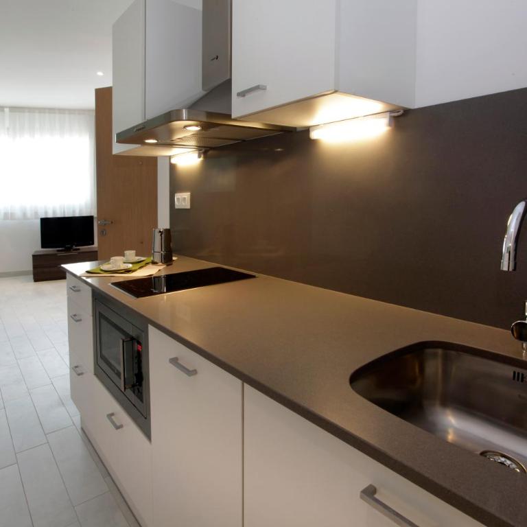 Fisa Rentals Les Corts Apartments - Deluxe One-Bedroom Apartment with Balcony - 14