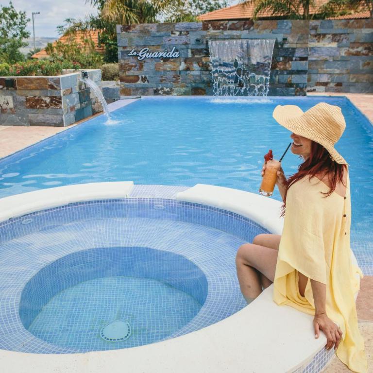 La Guarida Hotel & Spa - Habitación con cama grande y bañera de hidromasaje - 4