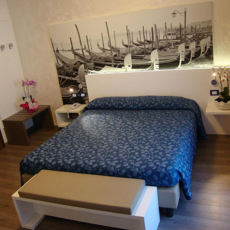 Hotel Venezia - Camera Familiare Comfort con Balcone (2 Adulti + 2 Bambini) - 4