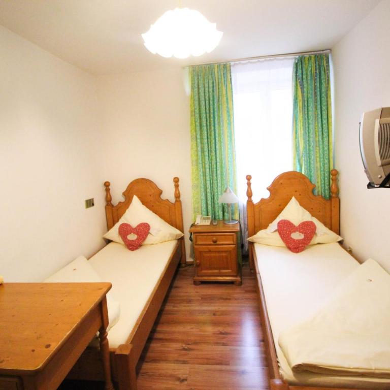Hotel Atlanta - Zweibettzimmer mit eigener Dusche und Gemeinschafts-WC - 3