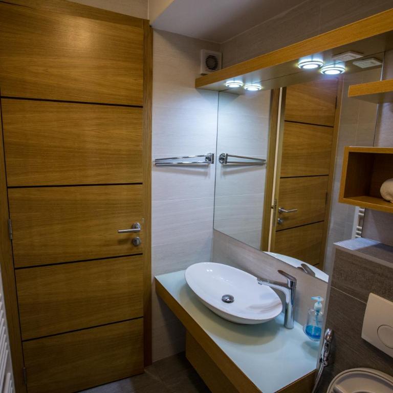 VIP Apartments - Apartman sa 2 Spavaće Sobe i Pogledom na Planinu i Reku - 4