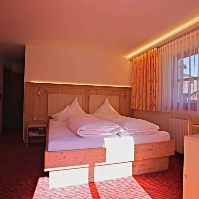 Pension Walserheim - Doppelzimmer mit Bad und Balkon - 1