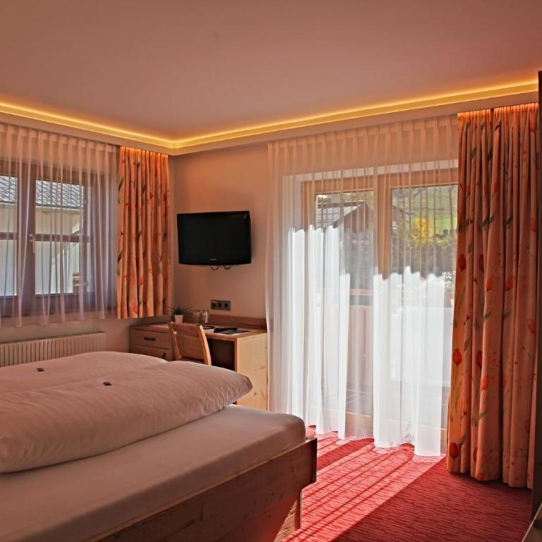 Pension Walserheim - Doppelzimmer mit Bad und Balkon - 3