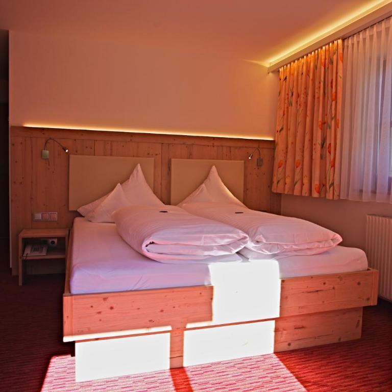 Pension Walserheim - Doppelzimmer mit Bad und Balkon - 4