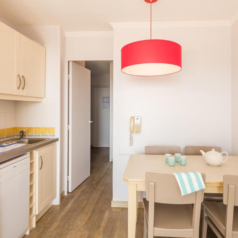 Résidence Pierre & Vacances l'Ange Gardien - Studio avec Coin Nuit en Alcôve, Climatisation et Terrasse ou Balcon (4 Personnes) - 5