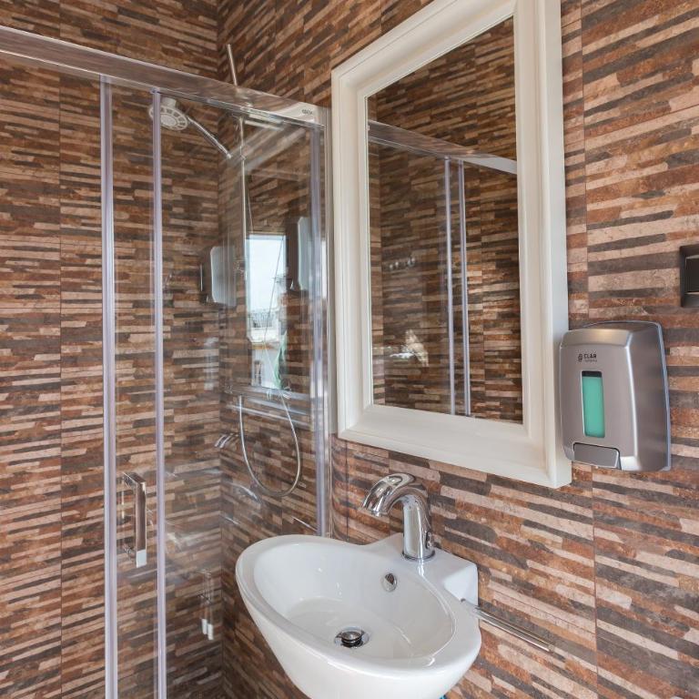 Salamandra Plaza - Habitación Doble con balcón - 3