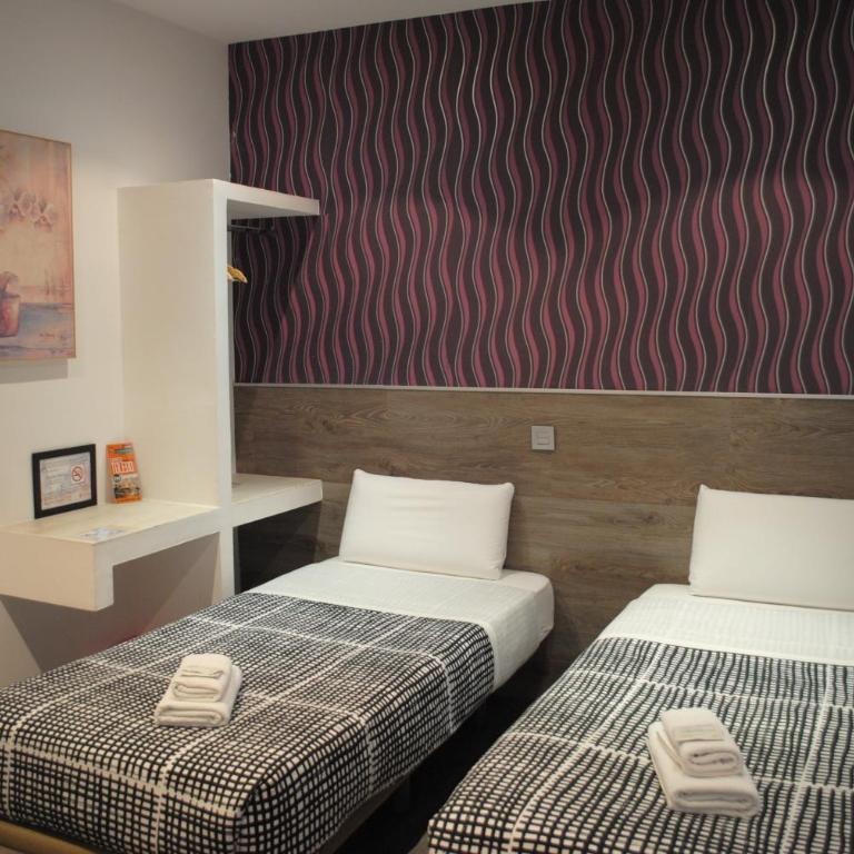 Hostal Abril Madrid - Habitación Doble - 2 camas - 1