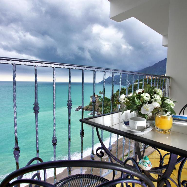 Lloyd's Baia Hotel - Camera Familiare Superior con Vista Mare Parziale - 5