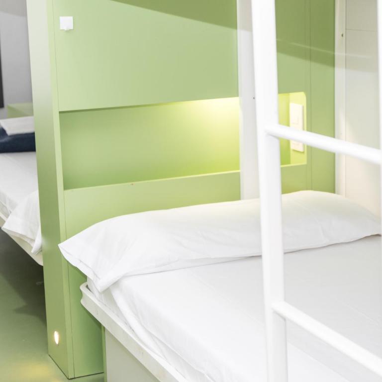Sant Jordi Hostels Sagrada Familia - Quadruple Room with Shared Bathroom - 1