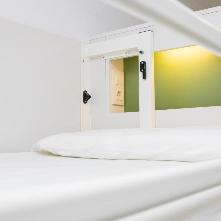 Sant Jordi Hostels Sagrada Familia - Bed in 10-Bed Mixed Dormitory Room with Private Bathroom - 1