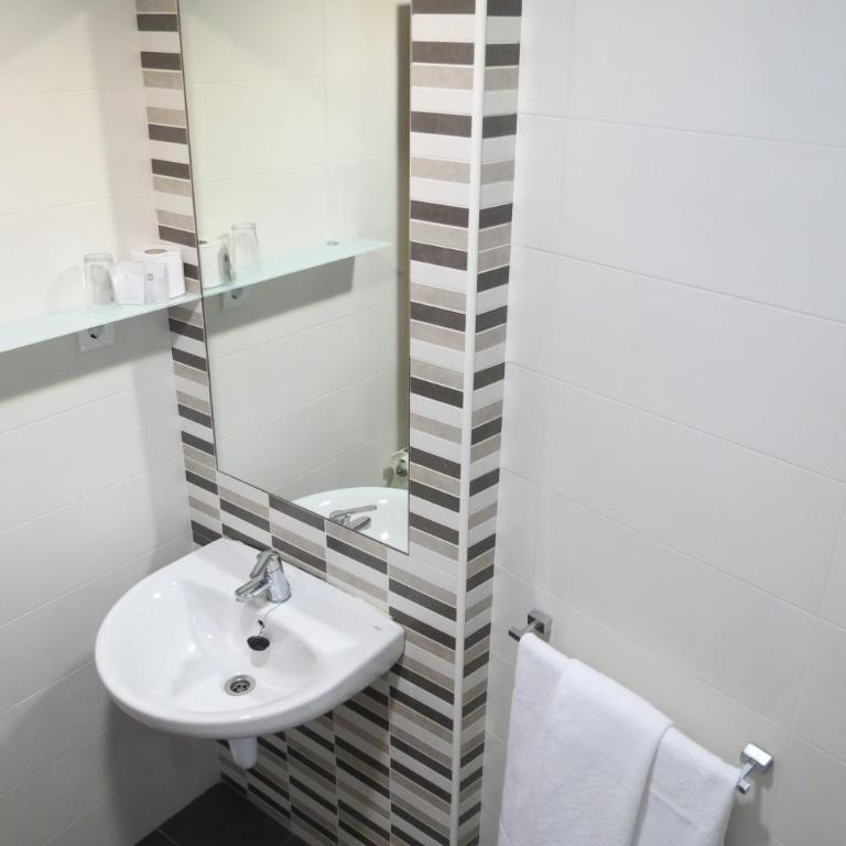 Pensión Don Claudio - Single Room with Private Bathroom - 12