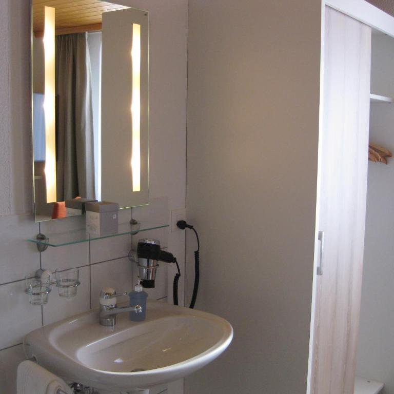 Hotel Hubertus - Einzelzimmer mit Gemeinschaftsdusche und -WC - separates Gebäude - 5