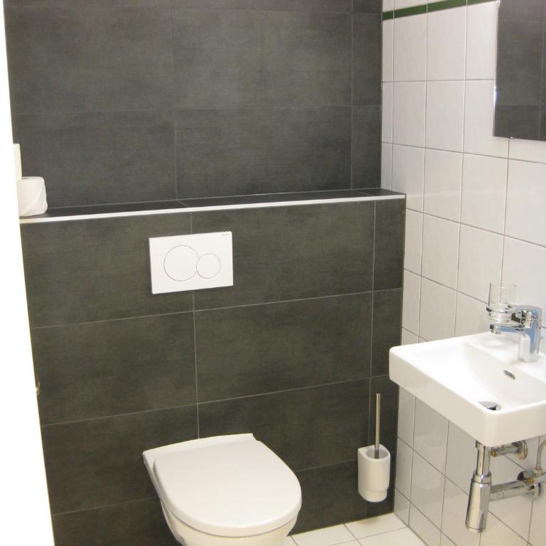 Hotel Hubertus - Einzelzimmer mit Gemeinschaftsdusche und -WC - separates Gebäude - 2