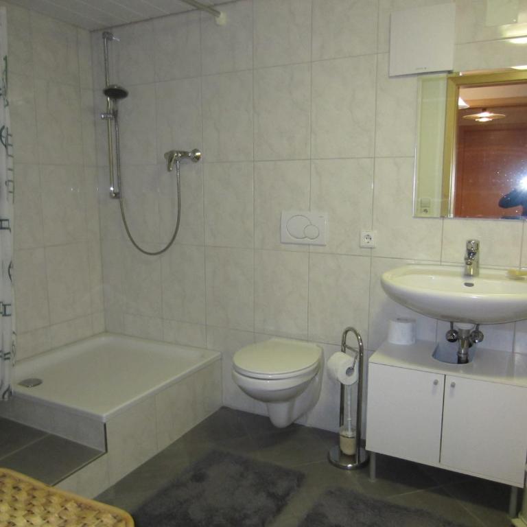 Christine Oparaugo - Privatzimmer mit Dusche - Budget Doppelzimmer - 1