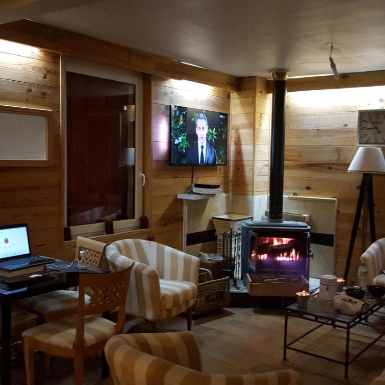Dans un village savoyard a 1000 m d'altitude bel appartement spacieux de140m2 avec vue magnifique sur la montagne - Appartement avec Vue sur la Montagne - 46